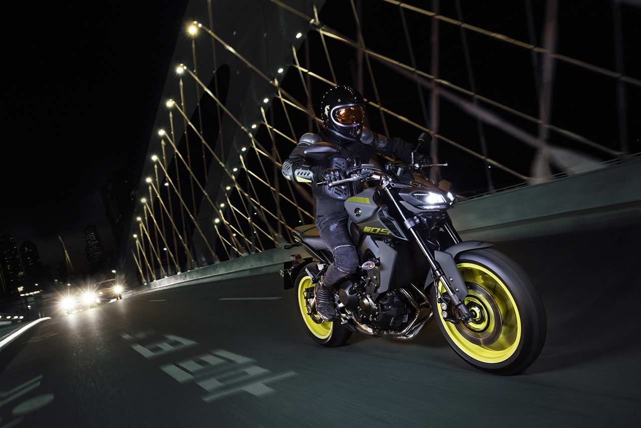 2018 Yamaha MT-09 front right dynamic