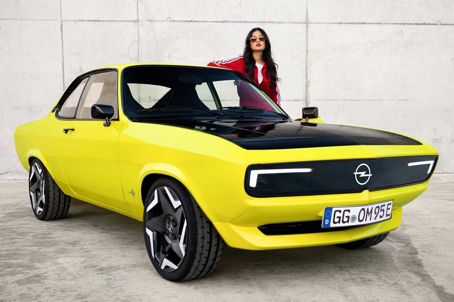 Opel Manta GSe ElektroMOD Concept Front Quarter View 2021 AUTOBICS