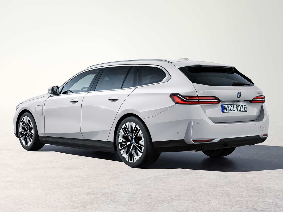 2025 BMW 530e Touring Rear Quarter AUTOBICS