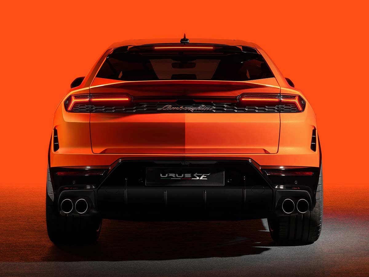 2024 Urus SE hybrid SUV Rear Quarter AUTOBICS