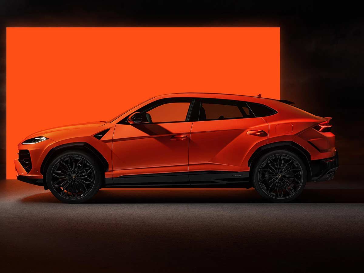 2024 Urus SE hybrid SUV Side AUTOBICS