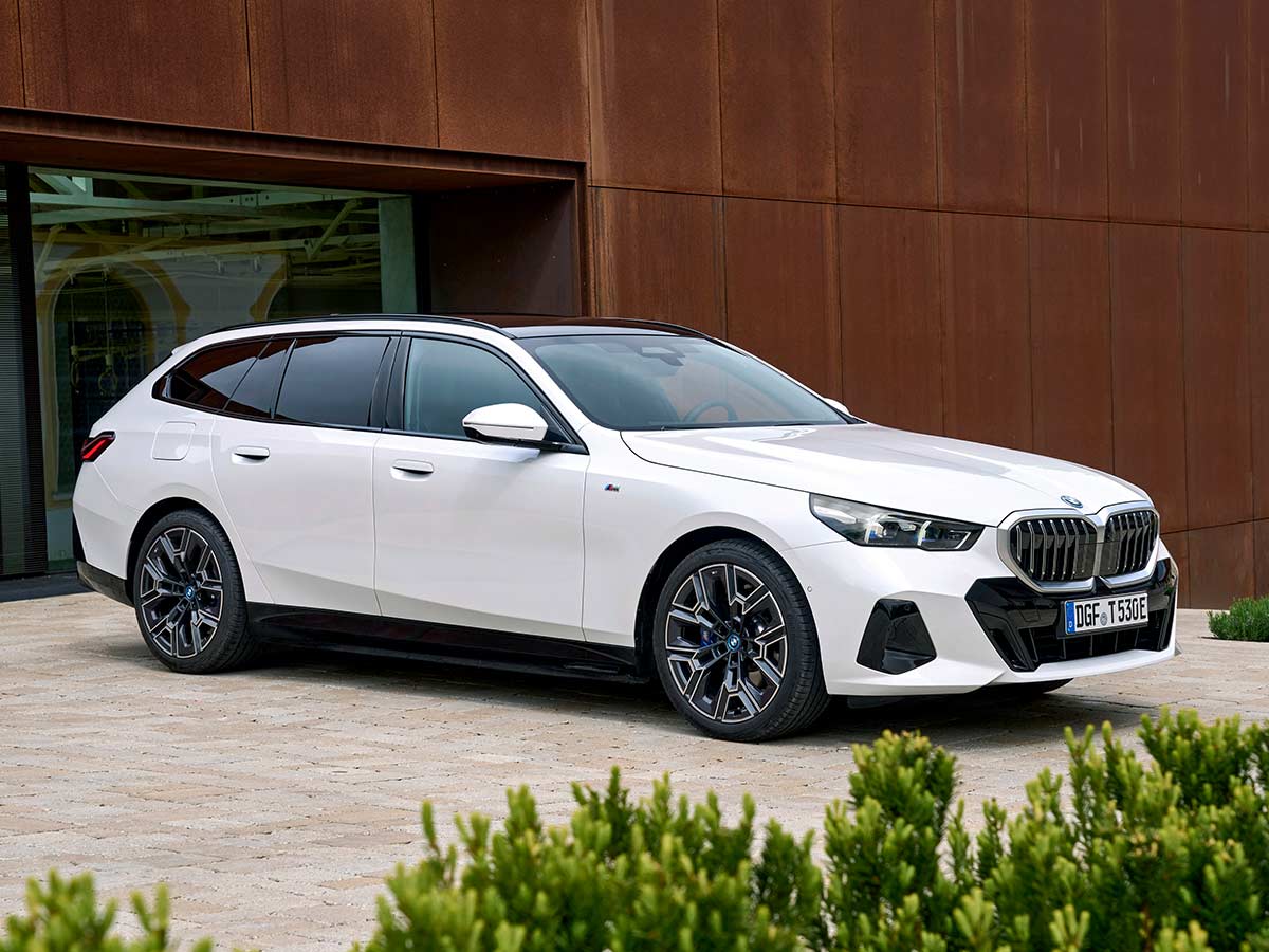 2025 BMW 5 Series Touring 530e Front Quarter View | AUTOBICS