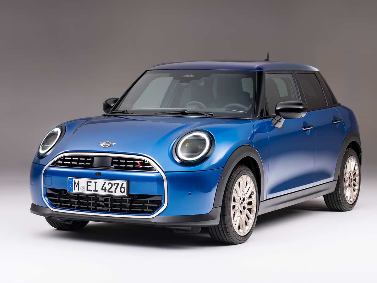 2024 MINI Cooper 5 Door Front Quarter View | AUTOBICS